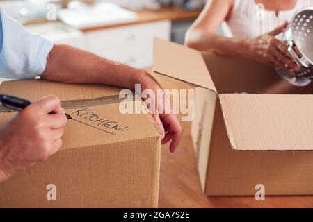 Nahaufnahme Des Seniorenpaares, Das In Den Altersruhesägen Verkleinern Kann, Bereit Für Den Umzug In Ein Neues Zuhause Stockfoto