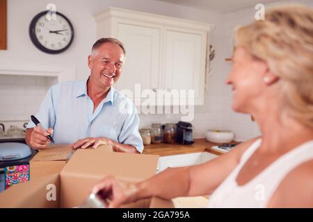 Senior Paar Downsizing Im Ruhestand Verpackung Und Etikettierung Boxen Bereit Für Den Umzug In Neues Zuhause Stockfoto