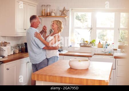 Im Ruhestand Romantisches Paar Tanzen In Der Küche Zu Hause Zusammen Stockfoto