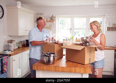 Senior Paar Downsizing Im Ruhestand Verpackung Und Etikettierung Boxen Bereit Für Den Umzug In Neues Zuhause Stockfoto