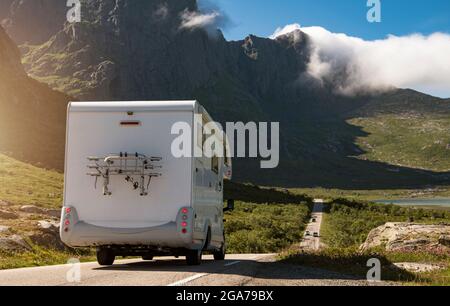 Moderner Class C Camper Van RV auf der Lofoten Road Trip während der Sommer Road Trip. Sonniger Tag im Archipel Stockfoto