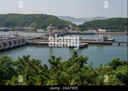 14.08.2012, Nampo, Nordkorea, Asien - erhöhte Ansicht des Westseesperrens, das das Wasser vom Taedong-Fluss vor dem Gelben Meer schließt. Stockfoto