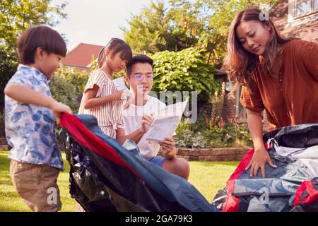 Asiatische Familie Im Garten Zu Hause Aufstellen Zelt Für Camping-Reise Zusammen Stockfoto