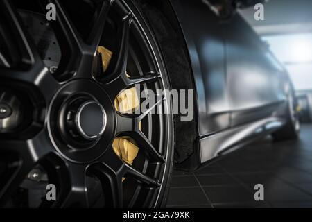 Performance-Fahrzeug-Leichtmetallrad mit Low Profile High-Speed-Sportreifen Close Up. Konzept Zur Fahrzeugdetailierung. Stockfoto