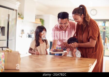 Asiatische Familie Feiert Den Geburtstag Von Söhnen Zu Hause Und Überrascht Ihn Mit Einem Mit Kerzen Überzogenen Kuchen Stockfoto
