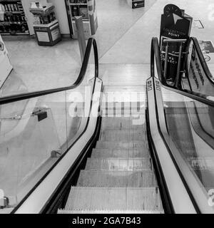 Kingston Surrey London, Juni 2021, Rolltreppen im Innenministerium, die in Schwarz und Weiß nach unten schauen Stockfoto