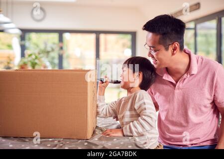 Asiatische Vater Und Sohn Mit Spaß Junk Modeling Bei Zu Hause Zusammen Stockfoto