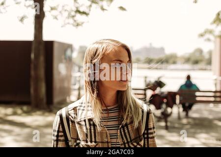 Nahaufnahme eines Porträts einer Frau, die zur Seite schaut Stockfoto