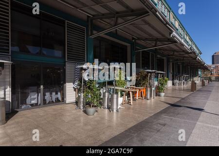 Sydney, Australien. Donnerstag, 29. Juli 2021. Allgemeiner Blick auf Finger Wharf, Woolloomooloo, sehr leer. Die Sperrbeschränkungen für den Großraum Sydney wurden aufgrund der Ausbreitung der Delta-Variante um vier Wochen bis zum 28. August verlängert. Quelle: Paul Lovelace/Alamy Live News Stockfoto