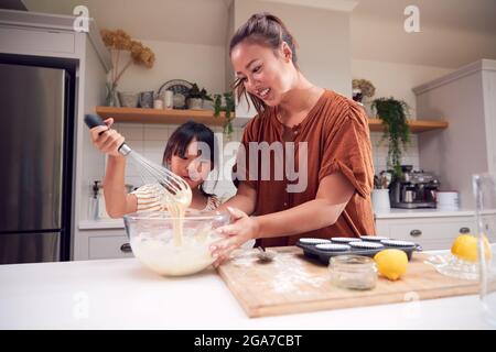 Asiatische Mutter Und Tochter Machen Cupcakes In Küche Zu Hause Zusammen Stockfoto