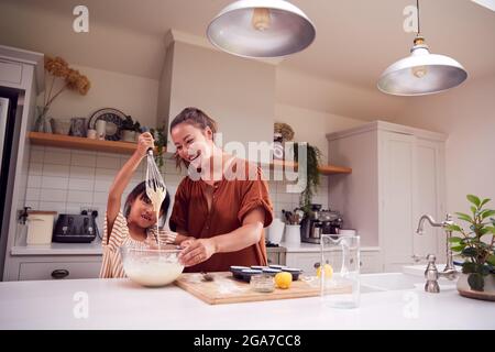 Asiatische Mutter Und Tochter Machen Cupcakes In Küche Zu Hause Zusammen Stockfoto