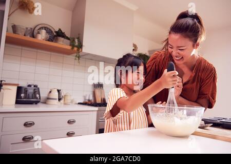 Asiatische Mutter Und Tochter Machen Chaotisch Cupcakes In Küche Zu Hause Zusammen Stockfoto