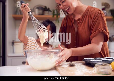 Asiatische Mutter Und Tochter Machen Cupcakes In Küche Zu Hause Zusammen Stockfoto