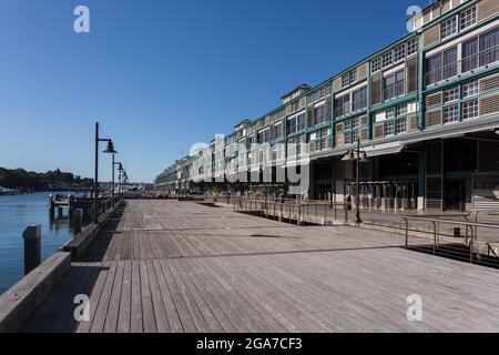 Sydney, Australien. Donnerstag, 29. Juli 2021. Allgemeiner Blick auf Finger Wharf, Woolloomooloo, sehr leer. Die Sperrbeschränkungen für den Großraum Sydney wurden aufgrund der Ausbreitung der Delta-Variante um vier Wochen bis zum 28. August verlängert. Quelle: Paul Lovelace/Alamy Live News Stockfoto