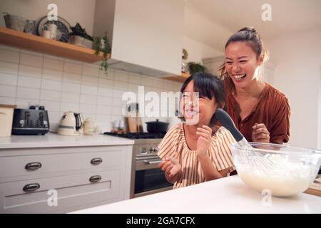 Asiatische Mutter Und Tochter Machen Chaotisch Cupcakes In Küche Zu Hause Zusammen Stockfoto