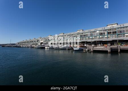 Sydney, Australien. Donnerstag, 29. Juli 2021. Allgemeiner Blick auf Finger Wharf, Woolloomooloo, sehr leer. Die Sperrbeschränkungen für den Großraum Sydney wurden aufgrund der Ausbreitung der Delta-Variante um vier Wochen bis zum 28. August verlängert. Quelle: Paul Lovelace/Alamy Live News Stockfoto