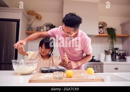 Asiatische Vater Und Tochter Machen Cupcakes In Küche Zu Hause Zusammen Stockfoto