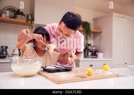Asiatische Vater Und Tochter Machen Cupcakes In Küche Zu Hause Zusammen Stockfoto