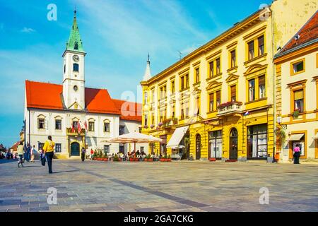 Varazdin, Kroatien - 29. September 2006: Szene des Königs Tomislav Platzes, mit Einheimischen und Besuchern, in Varazdin, Nordkroatien Stockfoto