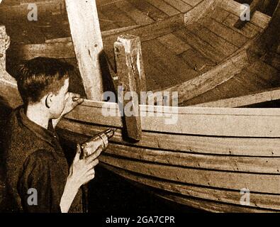 Ein altes gedrucktes Foto eines britischen Rettungsbootes, das von einem Klinker aus Holz gebaut wurde und genietet wurde Stockfoto