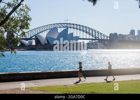 Sydney, Australien. Donnerstag, 29. Juli 2021. Menschen, die im Royal Botanic Garden trainieren. Die Sperrbeschränkungen für den Großraum Sydney wurden aufgrund der Ausbreitung der Delta-Variante um vier Wochen bis zum 28. August verlängert. Quelle: Paul Lovelace/Alamy Live News Stockfoto