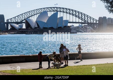 Sydney, Australien. Donnerstag, 29. Juli 2021. Menschen, die im Royal Botanic Garden trainieren. Die Sperrbeschränkungen für den Großraum Sydney wurden aufgrund der Ausbreitung der Delta-Variante um vier Wochen bis zum 28. August verlängert. Quelle: Paul Lovelace/Alamy Live News Stockfoto