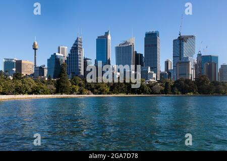 Sydney, Australien. Donnerstag, 29. Juli 2021. Allgemeiner Blick auf den zentralen Geschäftsbezirk von Sydney vom Royal Botanic Garden aus. Die Sperrbeschränkungen für den Großraum Sydney wurden aufgrund der Ausbreitung der Delta-Variante um vier Wochen bis zum 28. August verlängert. Quelle: Paul Lovelace/Alamy Live News Stockfoto