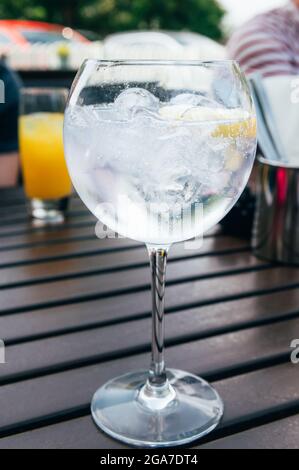 Gin und Tonic mit Eis im Pub Stockfoto