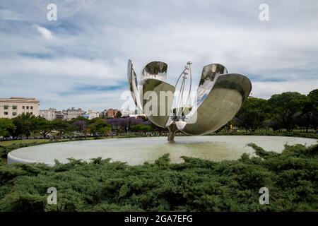 Floralis Generica ist eine Skulptur aus Stahl und Aluminium Stockfoto