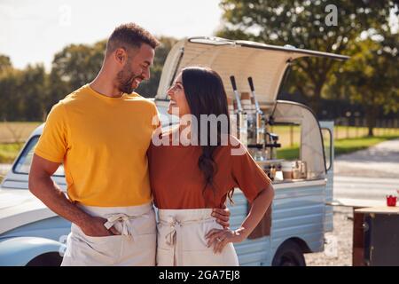 Paar Betreibt Unabhängigen Mobilen Coffee Shop Im Freien Neben Van Stockfoto