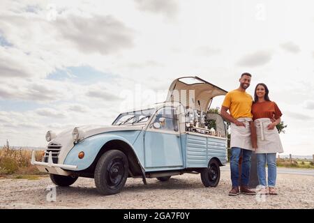 Porträt Eines Paares, Das Neben Van Einen Unabhängigen, Mobilen Coffee Shop Im Freien Führt Stockfoto