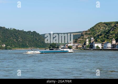 Loreley, Deutschland - 25. Juli 2021. Ein großes Binnenschiff auf dem Rhein in Deutschland für den Transport von Kohle oder Aggregat. Großer Lagerraum mit einer Bucht Stockfoto