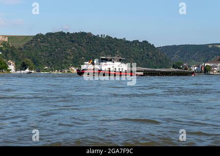 Loreley, Deutschland - 25. Juli 2021. Ein großes Binnenschiff auf dem Rhein in Deutschland für den Transport von Kohle oder Aggregat. Großer Lagerraum mit einer Bucht Stockfoto