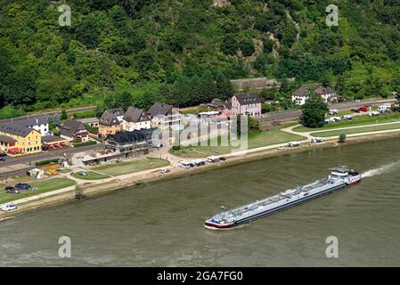 Loreley, Deutschland - 25. Juli 2021. Ein großes Tankschiff, das in Deutschland auf dem Rhein segelt. Transport von Öl, Gas und Benzin. Stockfoto