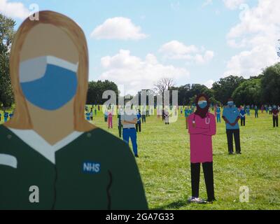 Oxford, Großbritannien. Juli 2021. Die Gemeinschaftskunstinstallation „Standing with Giants“ im South Park zu Ehren der NHS-Arbeiter, die während des Kampfes gegen Covid-19 ihr Leben verloren haben. Quelle: Angela Swann/Alamy Live News Stockfoto