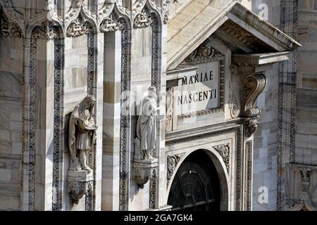 Äußeres Zierdetail der gotischen Kathedrale Duomo in Mailand. Stockfoto