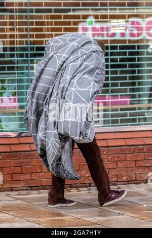 Preston, Lancashire. Vereinigtes Königreich Wetter 29 Juli 2021. Bettler, der Bettwäsche trägt, obdachlos und Obdachlosigkeit, Menschen, die auf der Straße leben, Eingang, schlafen, Armut, Arbeitslosigkeit, Wohlfahrt, Bettler, raggly tramp, Hobo, bum, vagabond. Unglücklicher Mensch in Armut, armer Landstreicher, Tramp, drifter, schäbig, Zerschlissen, zerschlissen, ungepflegt, schäbig, schäbig, Schlechter, schlampiger, rauer Schlaf. Quelle: MediaWorldImages/AlamyLiveNews Stockfoto