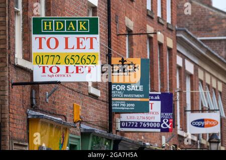 Geschäfte zu vermieten, zu vermieten, Immobilienmakler unterzeichnet in Preston, Großbritannien Stockfoto