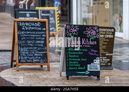 A Boards Café Unternehmen Werbung; Menu Boards Pflaster Hindernisse in Fishergate Preston, Großbritannien Stockfoto