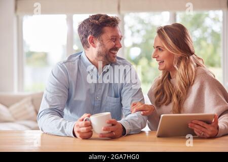Koppeln Sie Zu Hause Produkte Oder Dienstleistungen Online Mit Dem Digitalen Tablet Kaufen Stockfoto