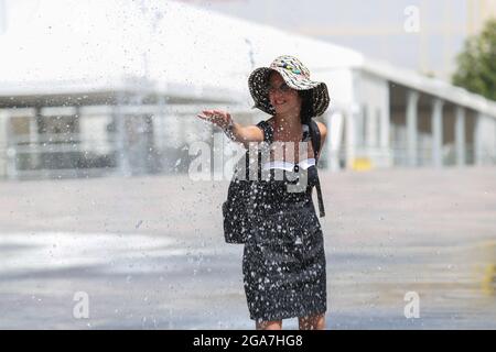 (210729) -- TIRANA, 29. Juli 2021 (Xinhua) -- AUF dem Skanderbeg-Platz im Zentrum der Hauptstadt Tirana, Albanien, kühlt SICH EINE Frau in Springbrunnen ab, 29. Juli 2021. Die Temperatur in Tirana erreichte am Donnerstag 40 Grad Celsius. (Foto von Gent Onuzi/Xinhua) Stockfoto