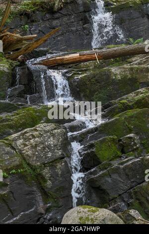 Adirondack Mountains Wasserfall - New York State Wasserfälle - Adirondack State Park Wandern Sahandaga River / Sahandaga Lake moosige Felsen in den Bergen Stockfoto