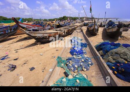 Traditionelles Holzboot im ghanaischen Stil am Strand Stockfoto
