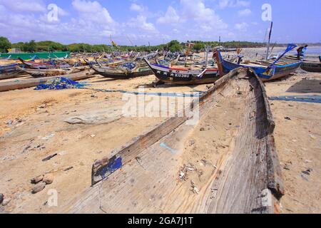 Traditionelles Holzboot im ghanaischen Stil am Strand Stockfoto