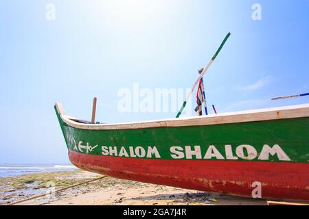 Traditionelles Holzboot im ghanaischen Stil am Strand Stockfoto