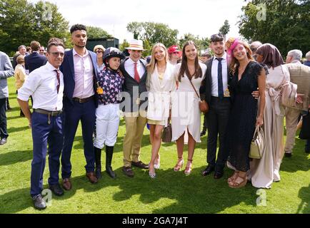 Ella Dettori posiert mit Vater Frankie Dettori (links) und Mitgliedern ihrer Familie und Freunde, bevor sie am dritten Tag des Goodwood Festivals auf der Goodwood Racecourse, Chichester, im Magnolia Cup reitet. Stockfoto