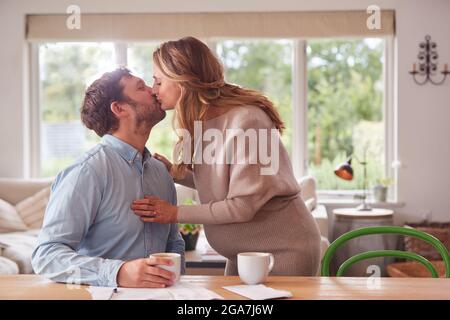 Paar Mit Mann Küssen Schwanger Frau, Wie Sie Steht Neben Ihm Stockfoto