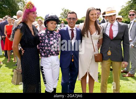 Ella Dettori posiert mit Vater Frankie Dettori (Mitte) und Mitgliedern ihrer Familie und Freunde, bevor sie am dritten Tag des Goodwood Festivals auf der Goodwood Racecourse, Chichester, im Magnolia Cup reitet. Stockfoto