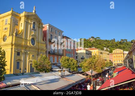 Nizza, Frankreich, 2019. Blick aus der Vogelperspektive auf den Stadtplatz und den Markt von Cours Saleya. Quelle: Vuk Valcic / Alamy Stockfoto