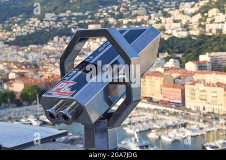 Münzfernglas auf dem Schlossberg mit Blick auf Port Lympia, Nizza, Südfrankreich. Stockfoto